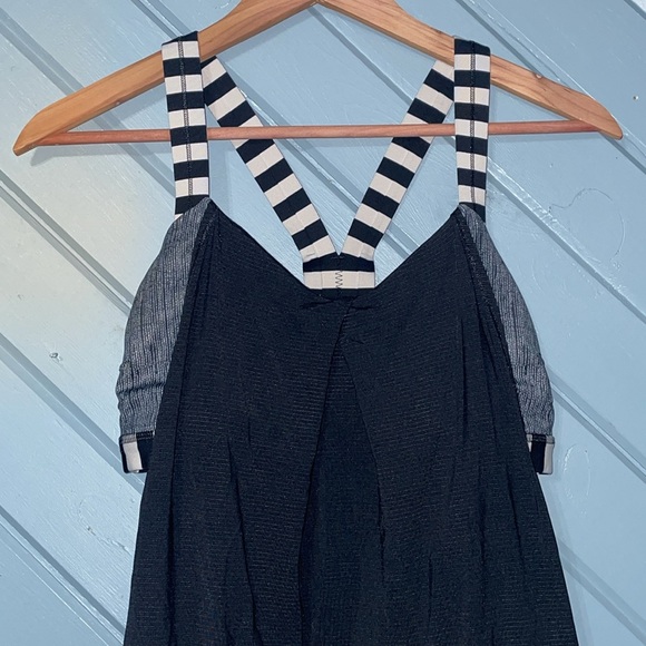 🥳 Lululemon Athletica Rest Less Black Tank Top with Striped Straps - Picture 3 of 10